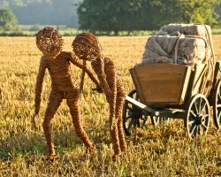 Kinder mit Bollerwagen